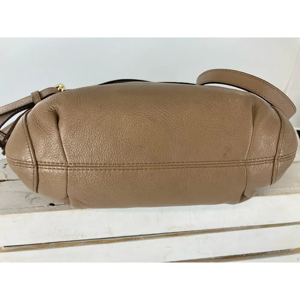 MICHAEL KORS, MEDIUM TAUPE PEBBLED LEATHER CROSSBODY BAG